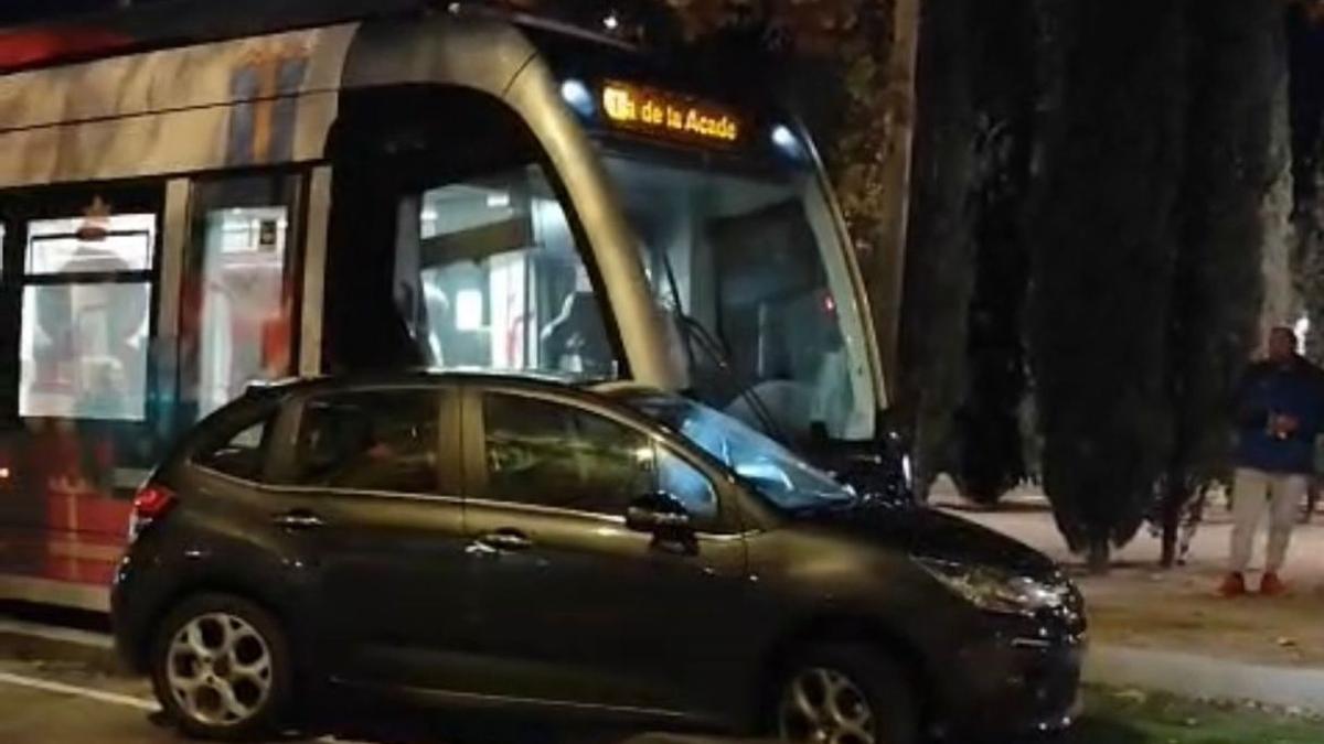 Vídeo | Accidente del tranvía de Zaragoza con un coche en Valdespartera