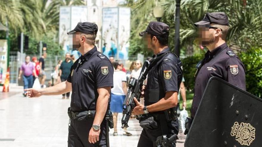 Agentes armados en las proximidades de Luceros durante las mascletàs de 2017, que ya fueron fuertemente vigiladas.
