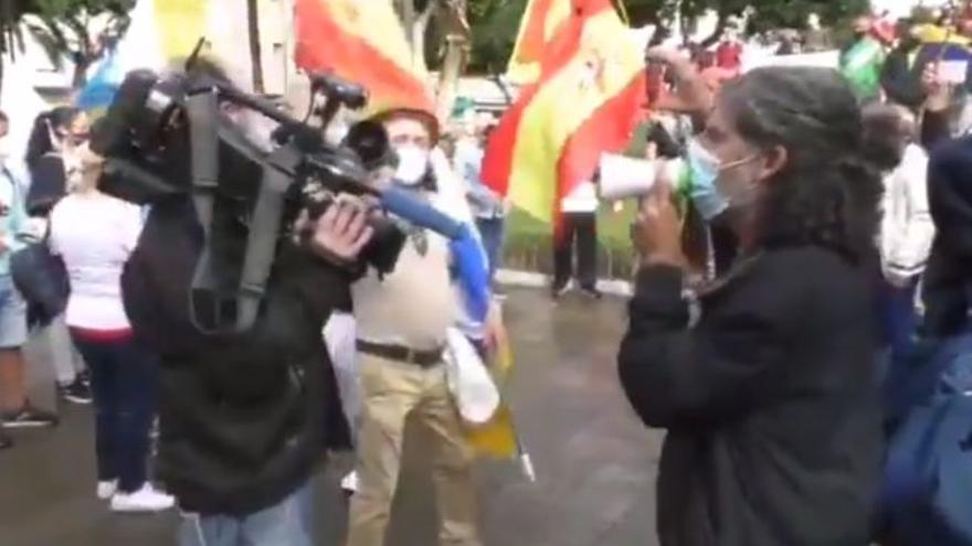 Acosan a un cámara de televisión durante la manifestación contra la inmigración en Las Palmas de Gran Canaria