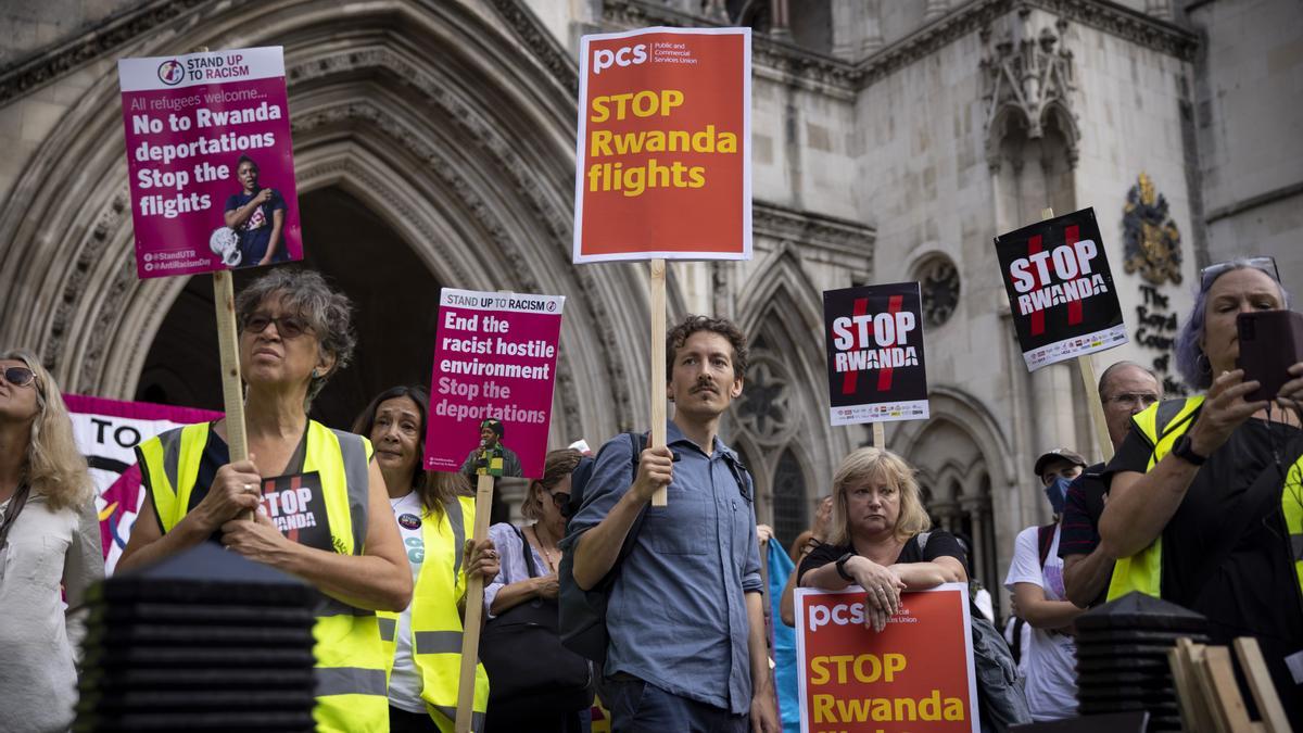 Protest against British government plan to deport asylum seekers to Rwanda