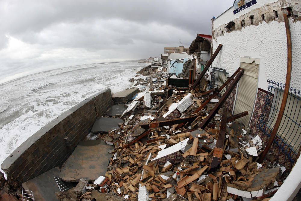 Destrozos en la terraza de una casa en la playa de Les Marines de Dénia.