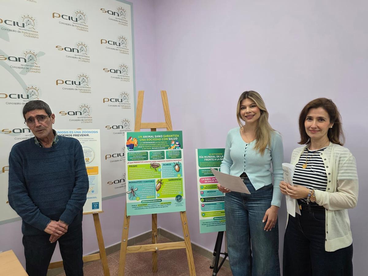Belén Díaz, en el centro, durante la presentación de la campaña preventiva.
