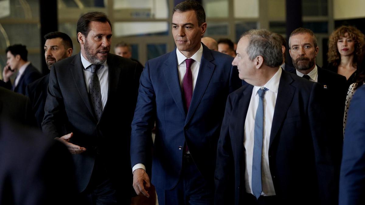 El presidente del Gobierno, Pedro Sánchez, esta mañana en Fitur junto a los ministros de Transportes, Óscar Puente, e Industria, Jordi Hereu.