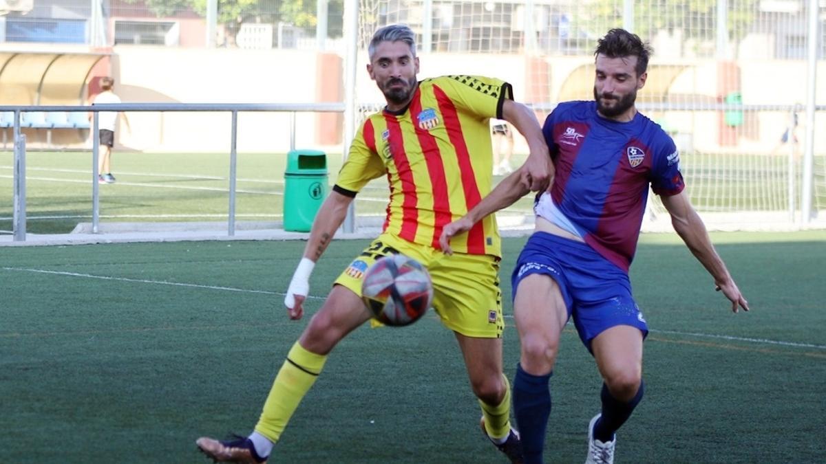 Abraham lucha por el balón con un rival.