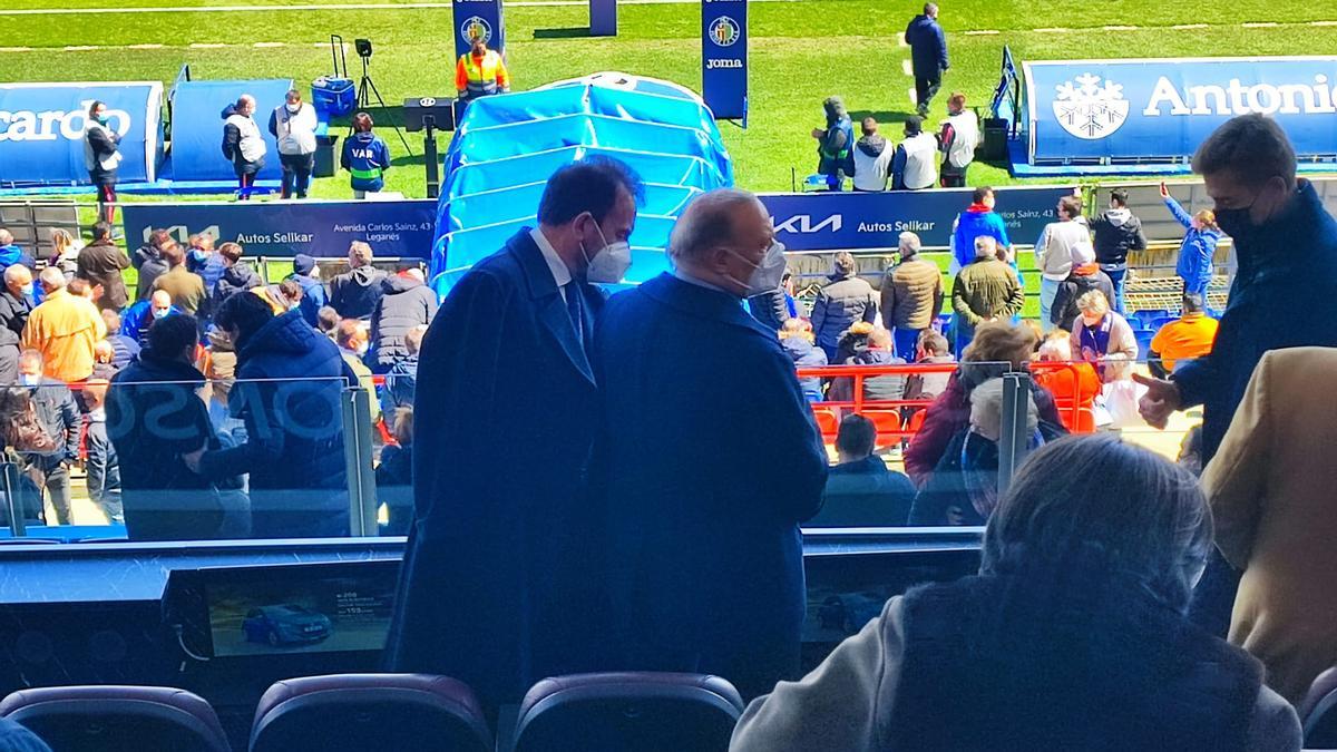 Alfonso Díaz, CEO de Negocio, junto al presidente del Mallorca, Andy Kohlberg, y su homólogo en el Getafe, Ángel Torres.