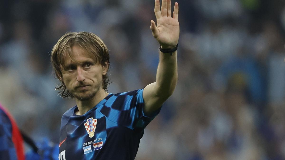 Luka Modric saluda tras ser sustituido a nueve minutos del final.