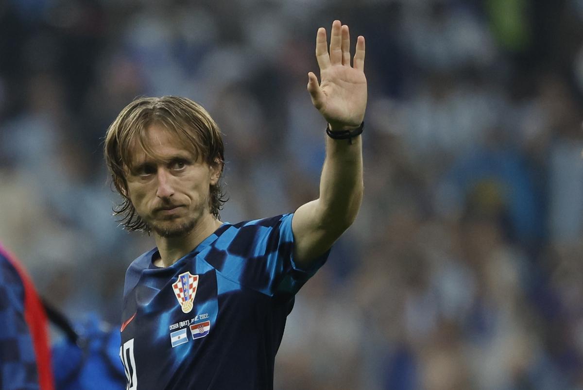 Luka Modric saluda tras ser sustituido a nueve minutos del final.