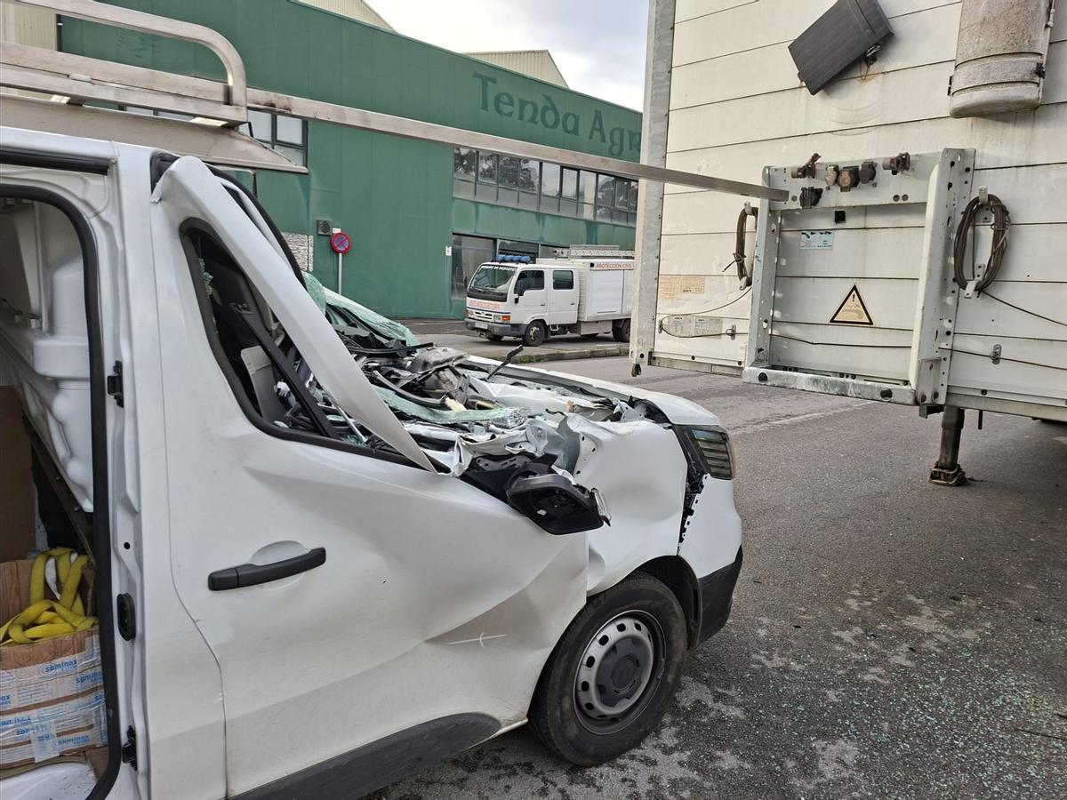 Así quedó la furgoneta tras el accidente en Cambados.