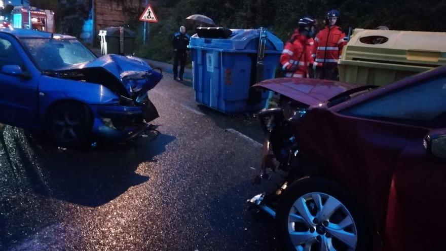 Los dos coches accidentados en Teis. // FdV