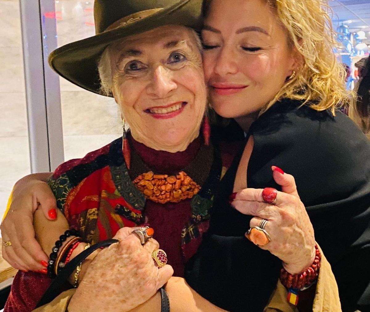 Remedios Nieto recibe un cariñoso abrazo durante un evento social desarrollado en San Pedro Alcántara