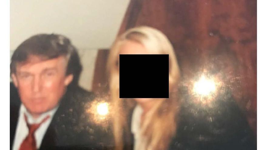 Los demócratas publican fotos de Trump rodeado de mujeres en la mansión de Epstein