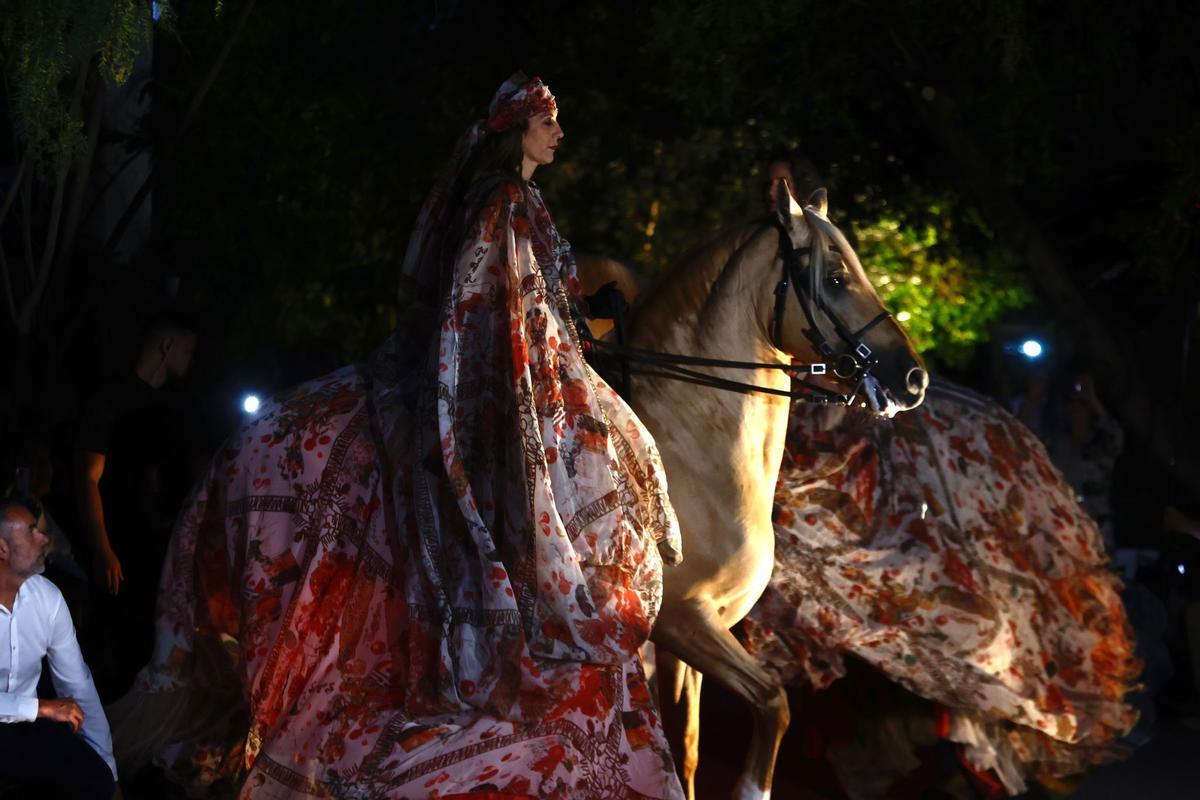 Uno de los impresionantes modelos del desfile