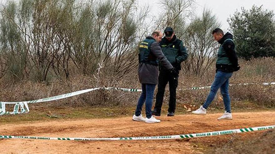 Agentes en el lugar del crimen de Meco, el pasado enero.