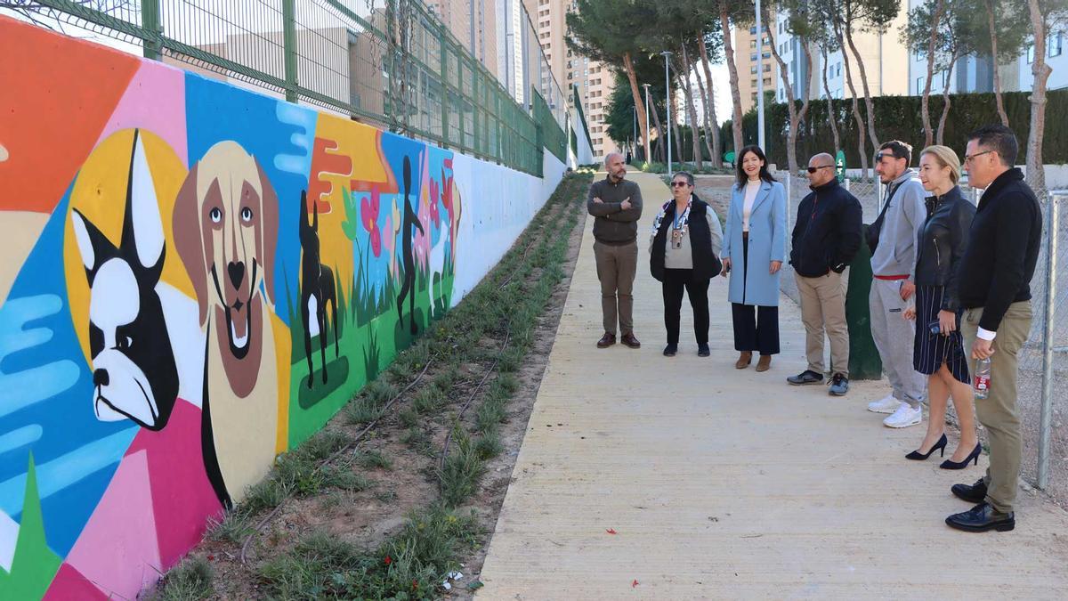 El grafiti que se está realizando en el parque de la avenida Marina Alta de Benidorm.