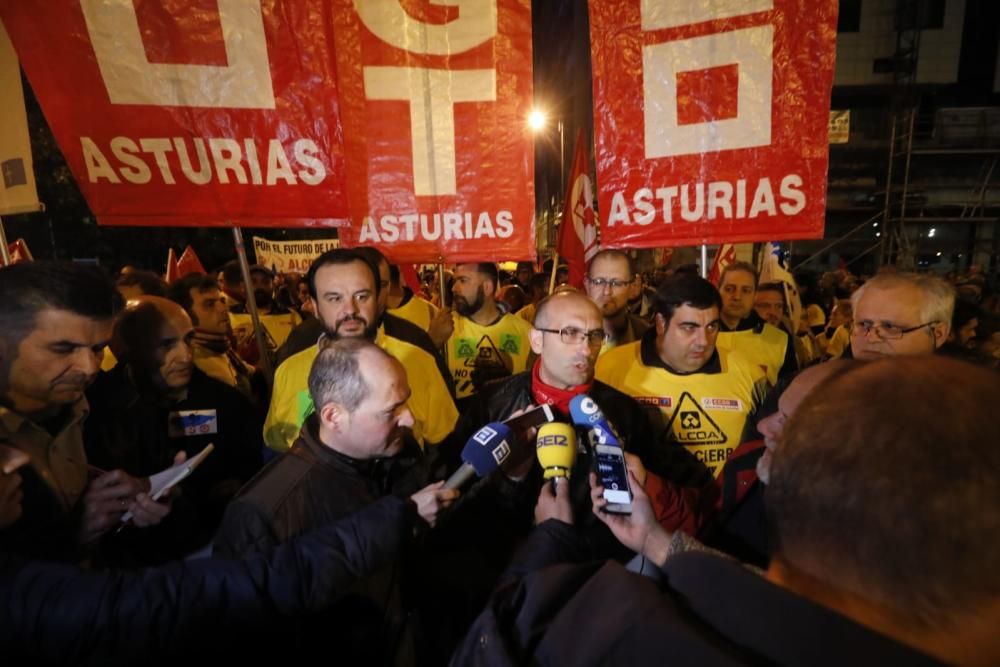 Multitudinaria marcha de "Alcoa no se cierra" en Avilés