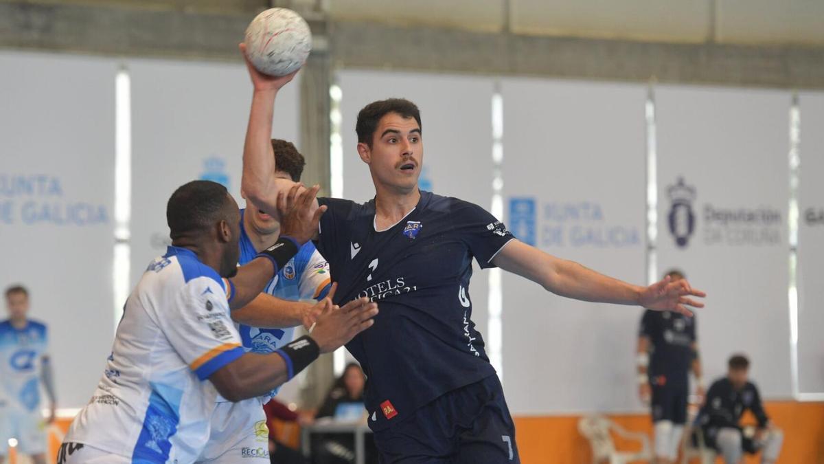Álex Chan intenta un pase durante el OAR-Zaragoza.
