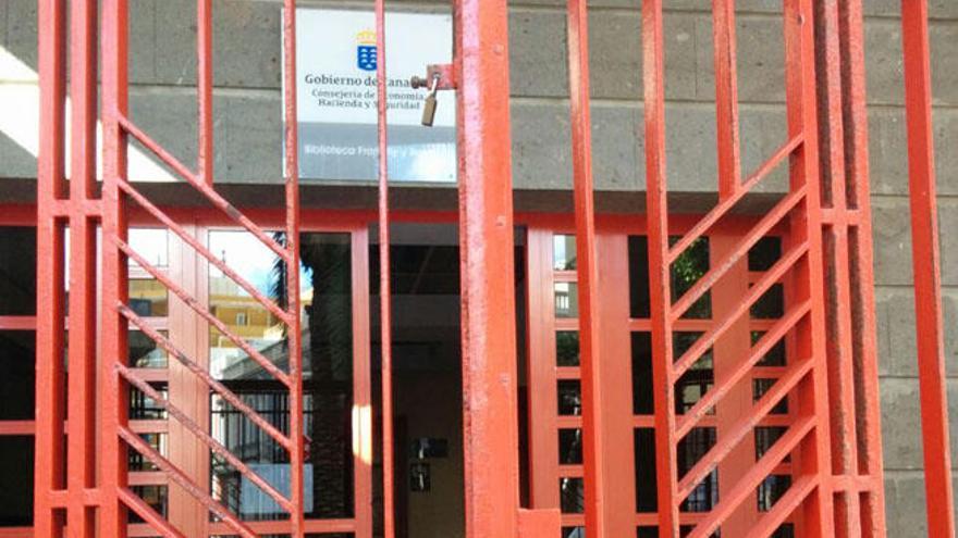 Hacienda cierra la biblioteca Franchy Roca y deja sin servicio a los usuarios