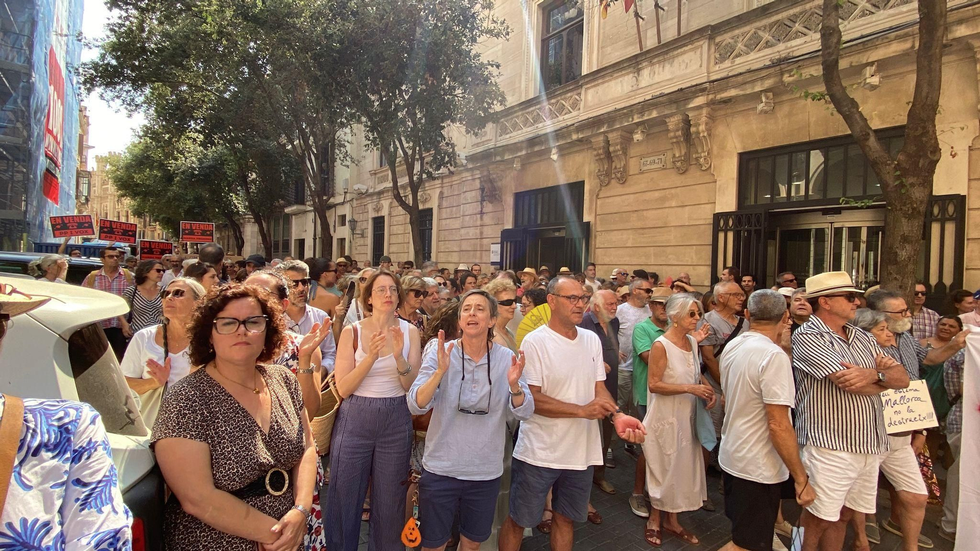 Protesta contra la ley urbanística del Govern frente al Parlament