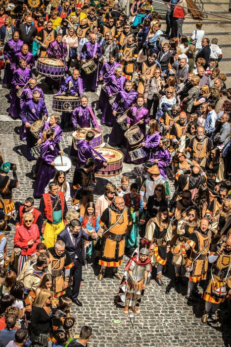 La procesión de la reliquia es uno de los actos que más agradan a los alcoyanos en el día dedicado al patrón San Jorge.