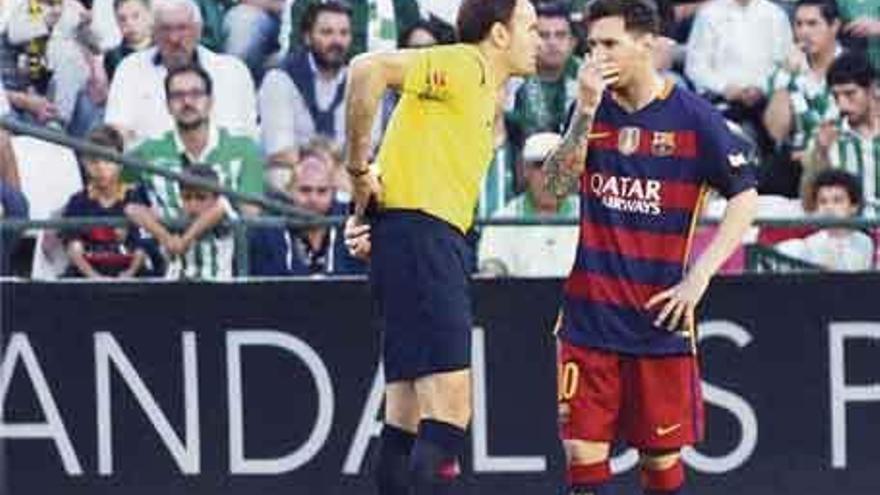Messi discute una decisión con el árbitro durante un partido.
