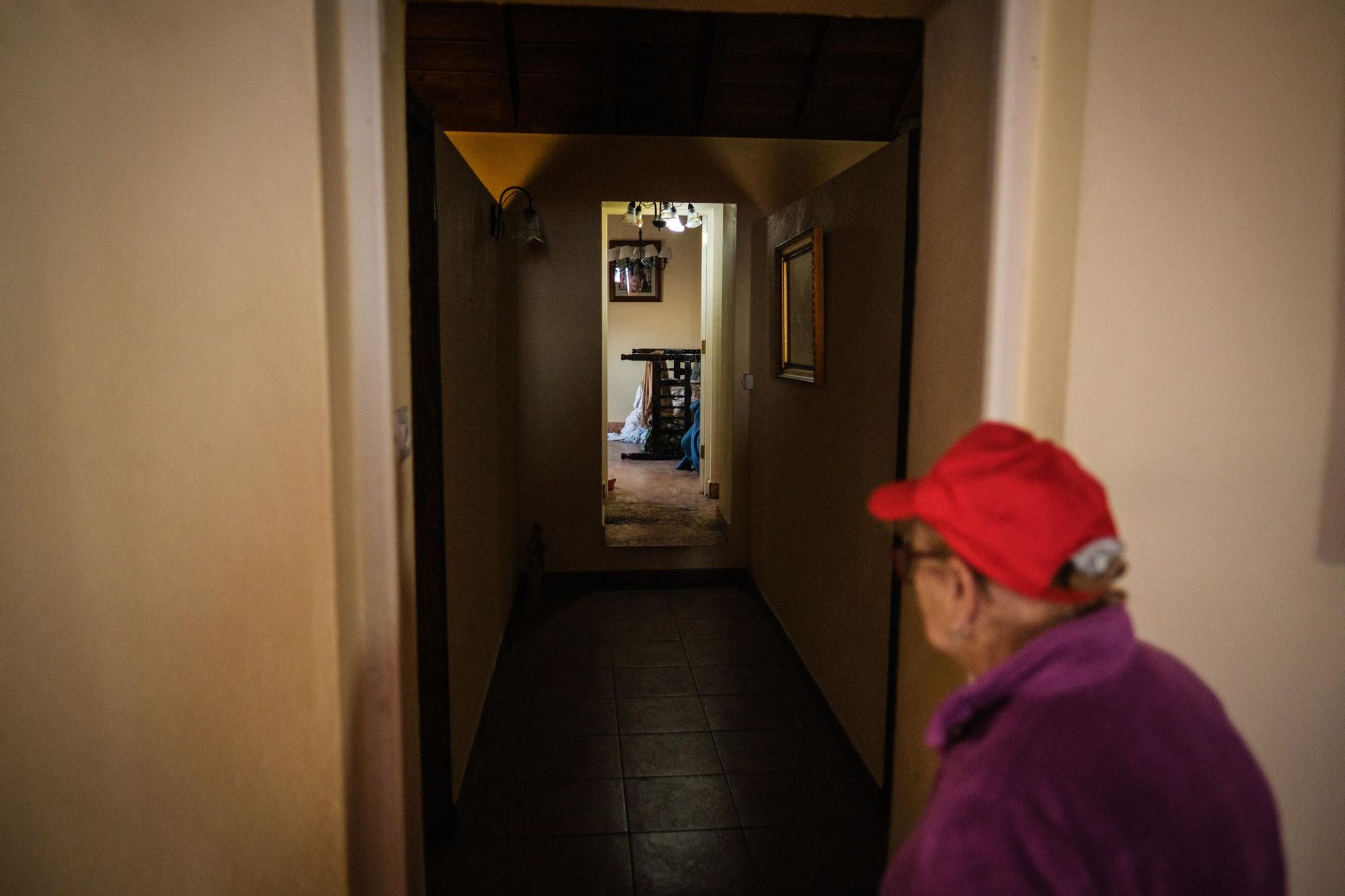 Regreso a casa de vecinos afectados por el volcán de La Palma.