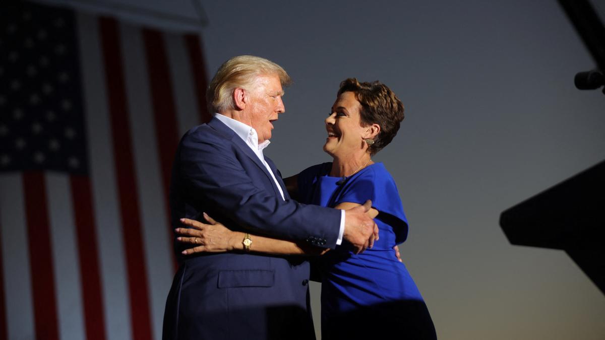 Trump junto a la candidata de su partido a la gobernación del estado de Arizona, Kari Lake.