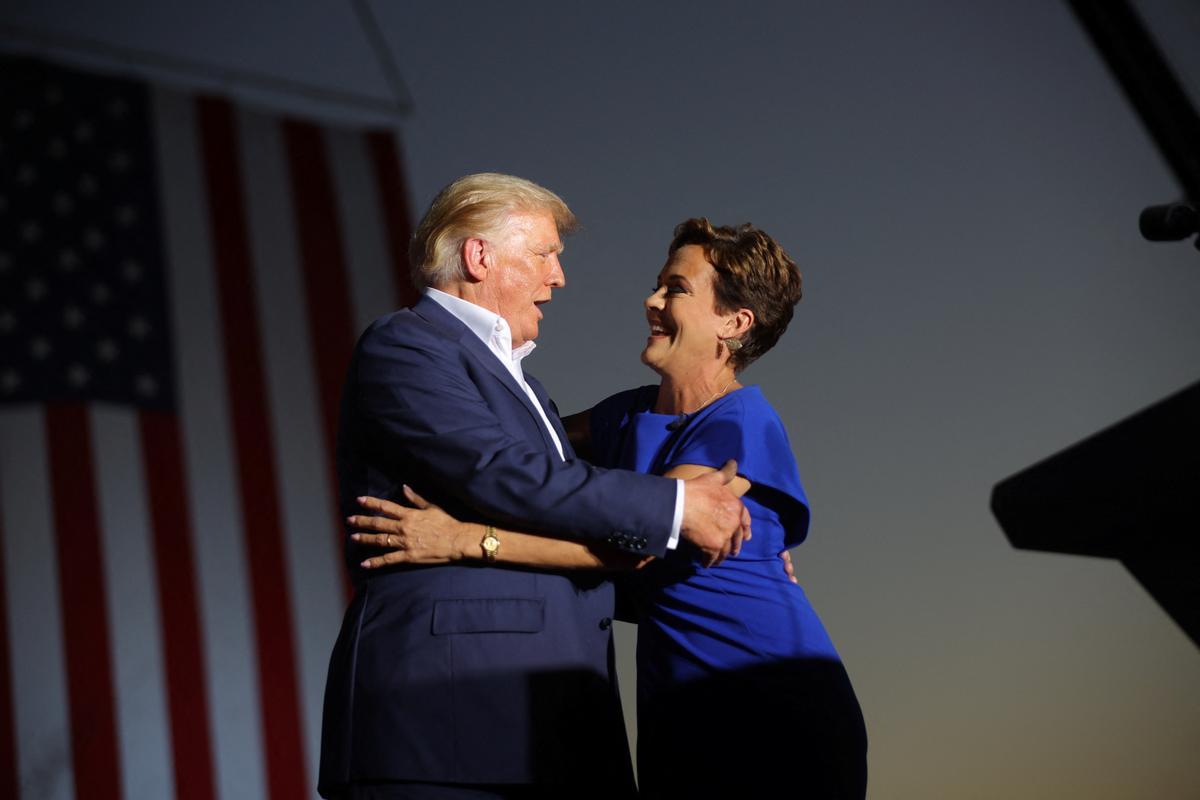 Trump junto a la candidata de su partido a la gobernación del estado de Arizona, Kari Lake.