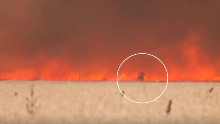 Mann flüchtet im spanischen Zamora vor Flammen.