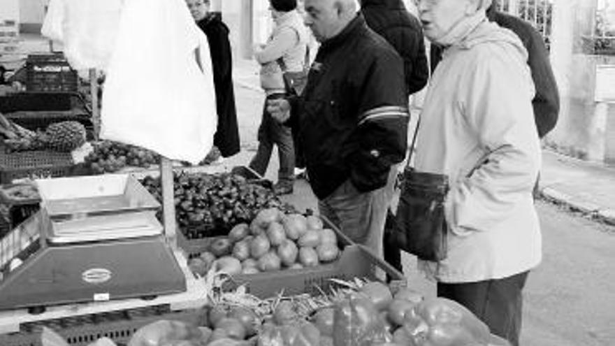 Vecinos haciendo cola en el puesto de fruta, en Castropol.