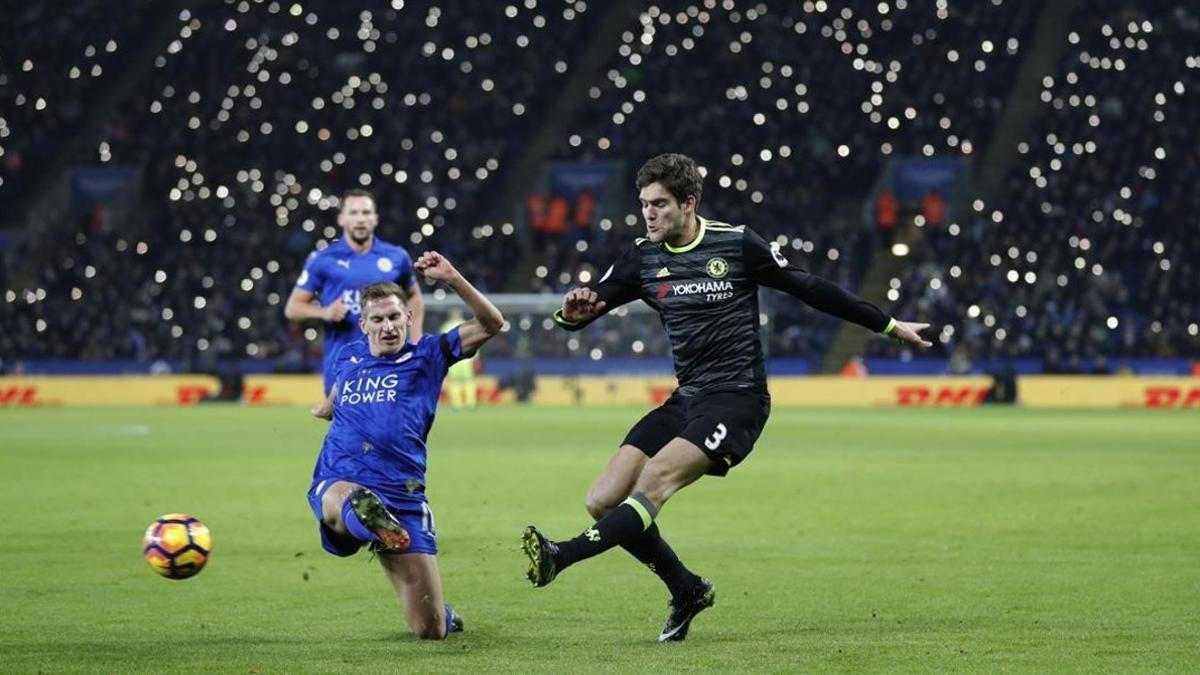 Marcos Alonso centra ante Alan Birchenall en la visita del Chelsea al Leicester.