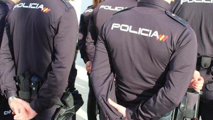 So sieht die Uniform der spanischen Nationalpolizei aus.