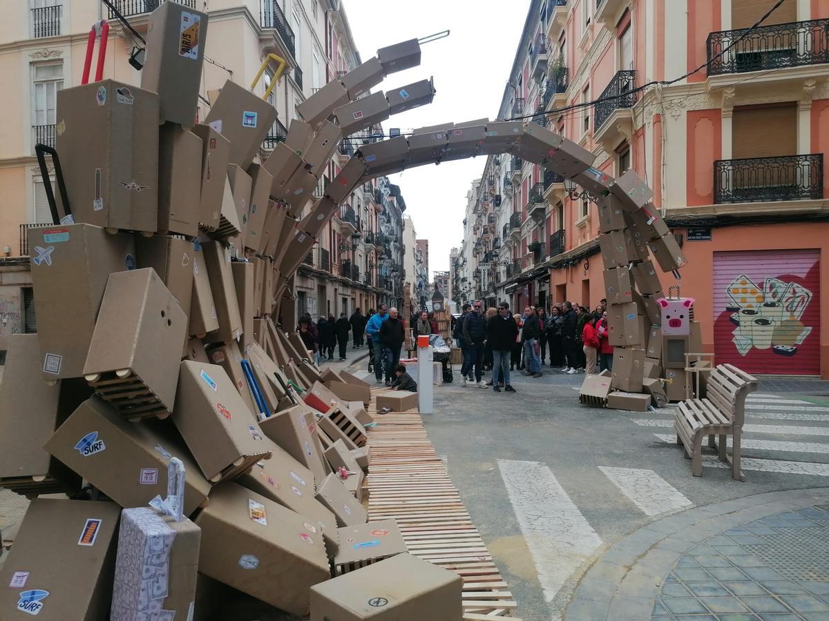 La ola de maletas de la falla Borrull-Socors