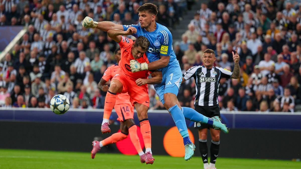 Robert Lewandowski impacta con el portero del Newcastle en un balón aéreo