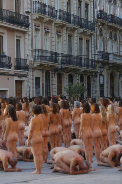 Spencer Tunick desnuda a 2.000 personas en València frente a las Torres de Serranos