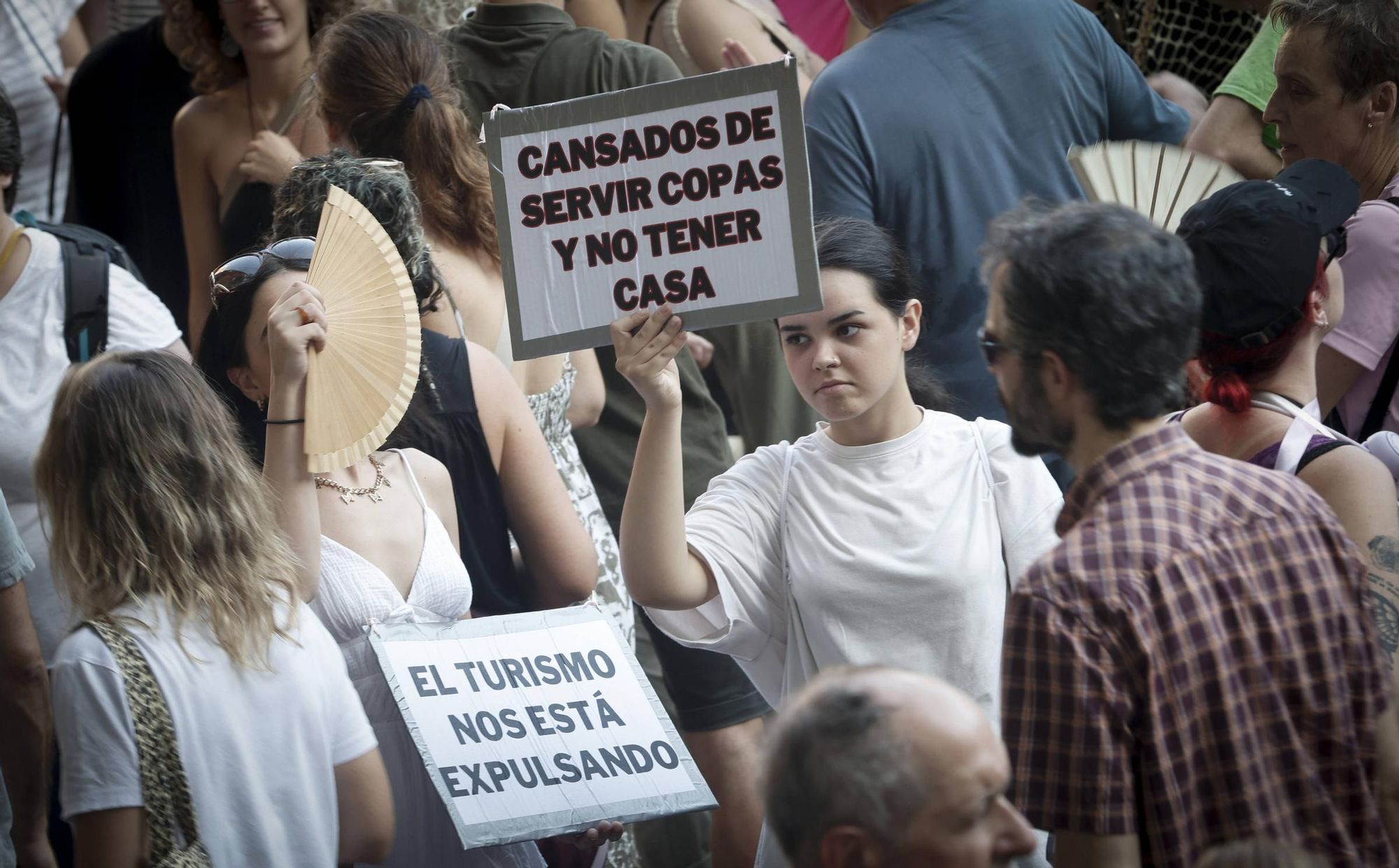 Las mejores pancartas y las imágenes de la manifestación contra la saturación turística en Mallorca