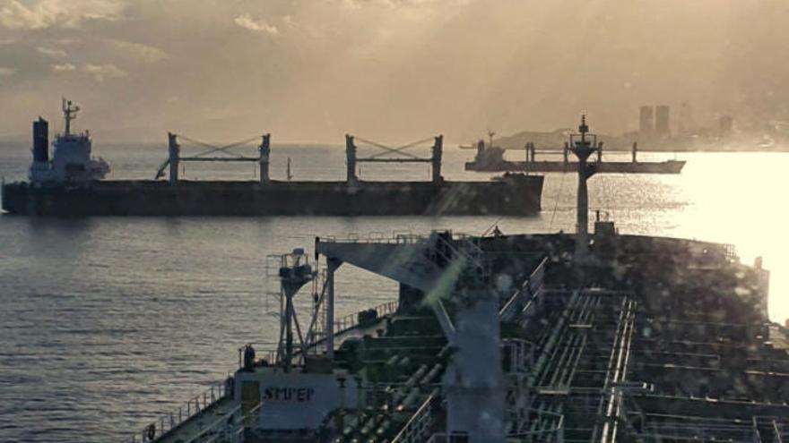 Varios barcos atracados en el puerto de Santa Cruz.