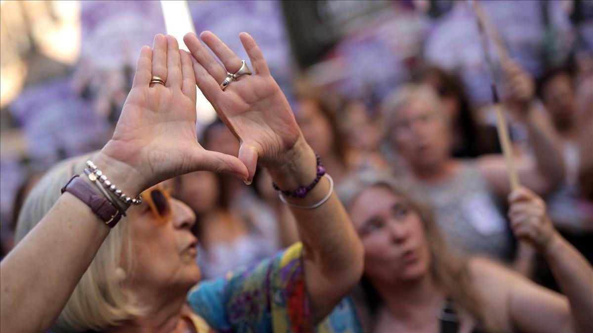 Concentración ante el Ministerio de Justicia en contra de salida en libertad de los miembros de ’La manada’, este viernes en Madrid.