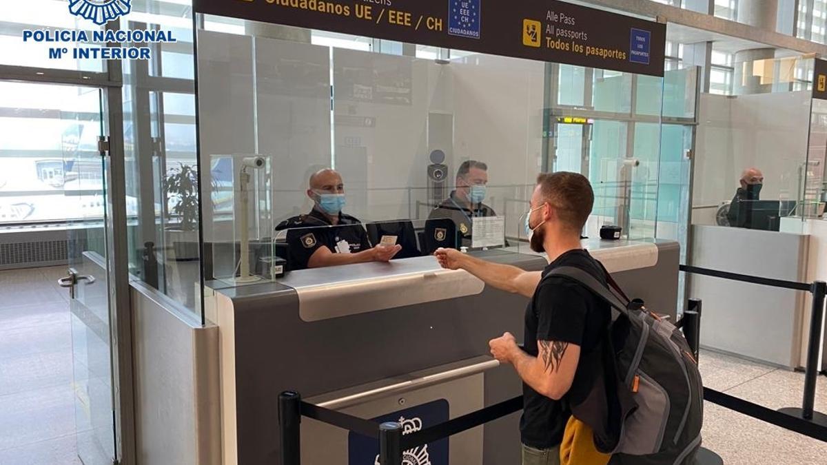 Agentes de la Policía Nacional en el aeropuerto de Málaga.