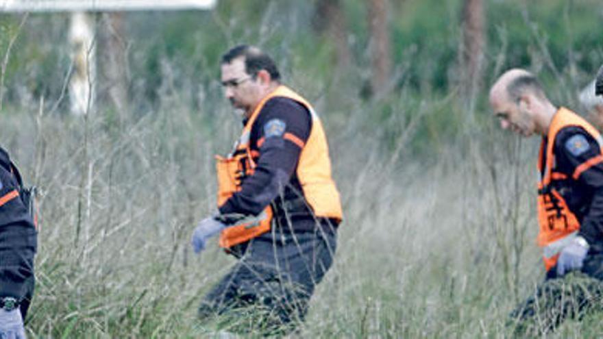 Voluntarios de Protección Civil, durante una de las jornadas de búsqueda de pistas sobre Malén Ortiz en sa Porrassa (Calvià).