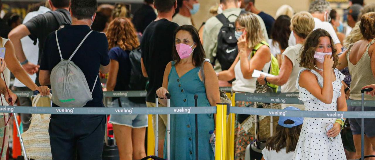 Pasajeros en la terminal esperando facturar, el verano pasado. | TONI ESCOBAR