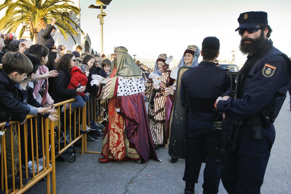 La alerta terrorista nos trajo la insólita imagen de los  Reyes Magos desembarcando en el puerto de Valencia rodeados de grandes medidas de seguridad.