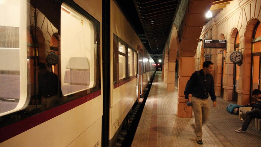 Un tren arribant de nit a Puigcerdà, en una foto d&#039;arxiu