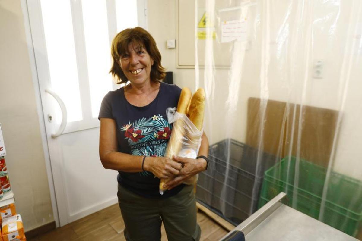 Fina, en la tienda de Marisol tras recoger un par de barras de pan. | JAIME GALINDO