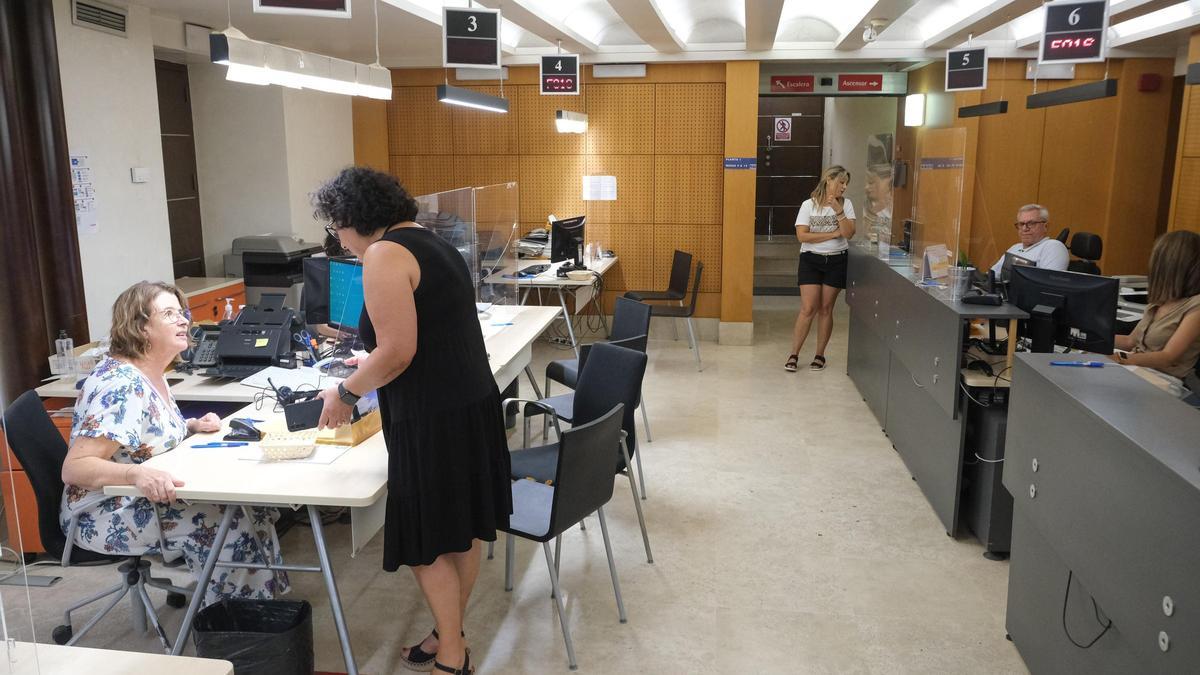 Funcionarios en la antigua OMAC de Elche, en Plaça Baix