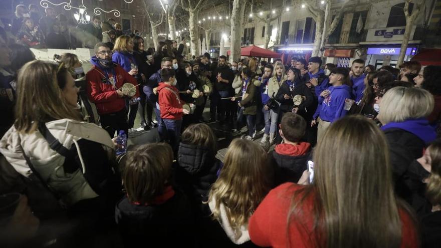 Una multitud de &#039;poblers&#039; celebra Sant Antoni en la calle, pese a la suspensión de festejos