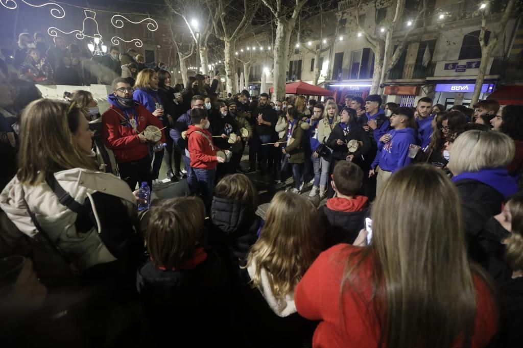 Una multitud de 'poblers' celebra Sant Antoni en la calle, pese a la suspensión de festejos