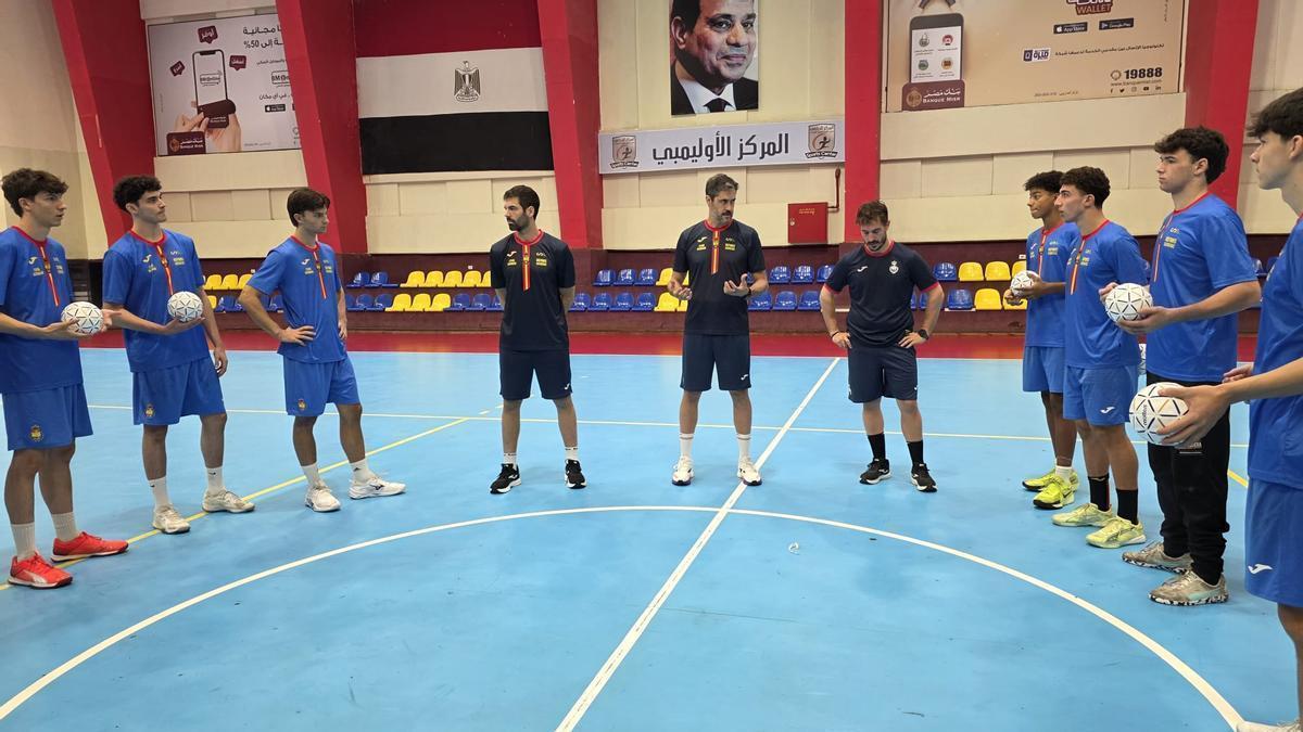 Raúl Entrerríos, en el centro, da instrucciones a los jugadores durante un entrenamiento en El Cairo.