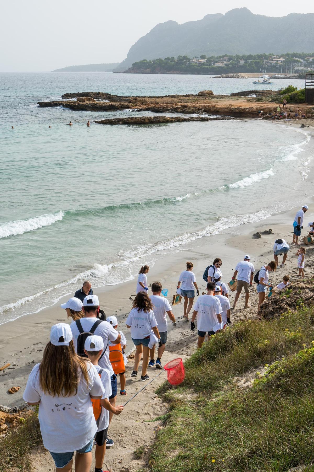 Jornada de limpieza de playas organizada por Facsa en Alcúdia.