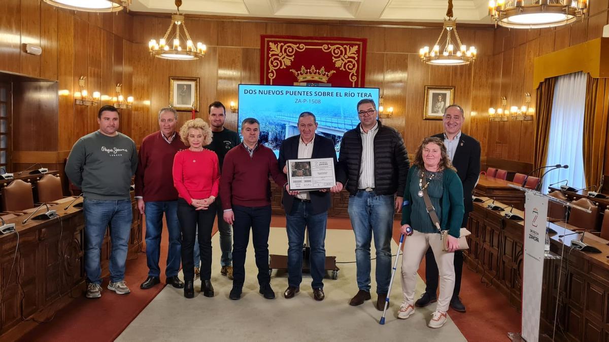 El presidente de la Diputación, Javier Faúndez, muestra el proyecto de los nuevos puentes junto los alcaldes de Santa Croya y Camarzana, concejales y diputados de zona.