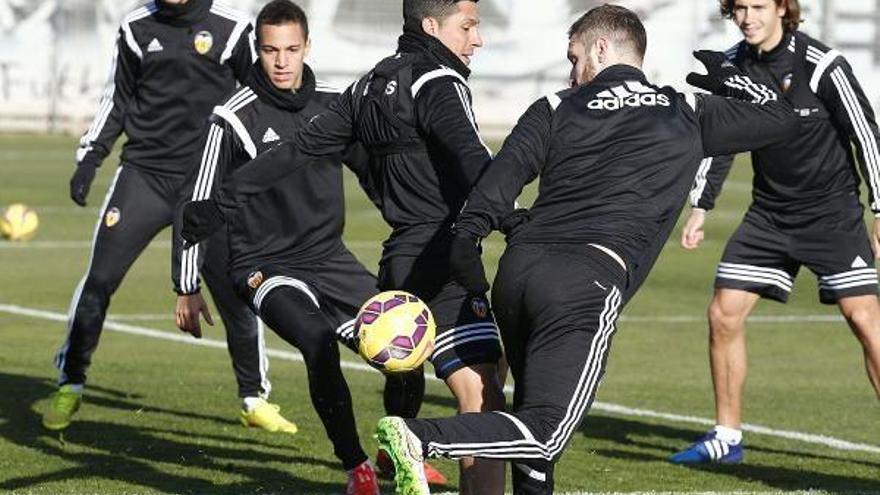 Mustafi da un taconazo en el entrenamiento de hoy.